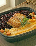 Cação com Arroz Negro e Purê Misto