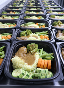 Bife a Rolê com Purê e Legumes
