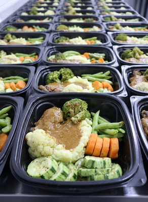 Bife a Rolê com Purê e Legumes