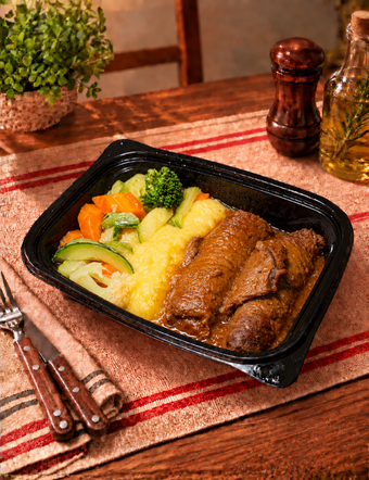 Bife a Rolê com Purê e Legumes